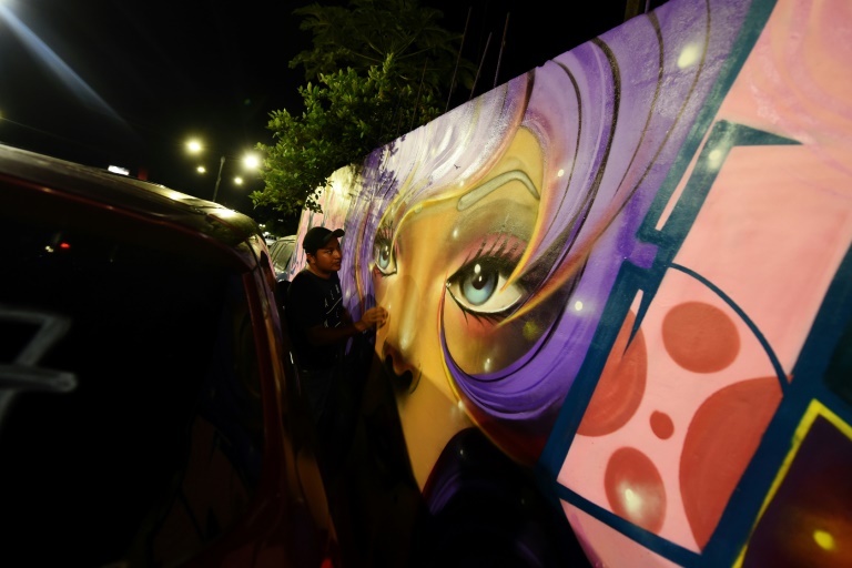 Coloridos grafitis sustituyen la simbología pandillera en El Salvador