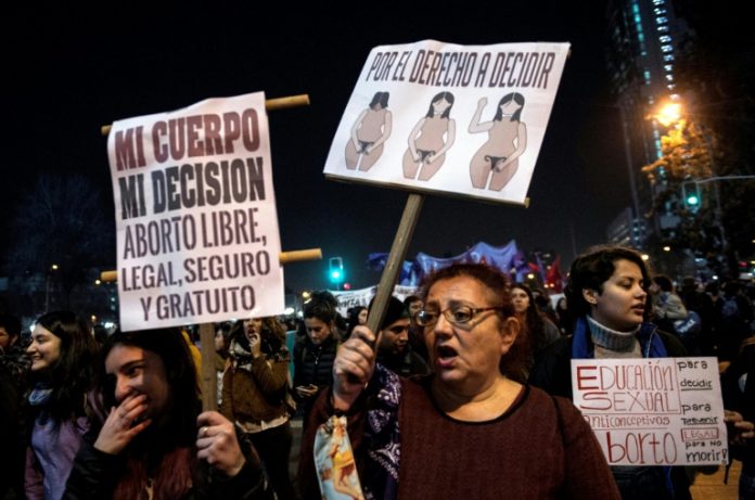 Congreso chileno aprueba emblemática ley que despenaliza aborto terapéutico