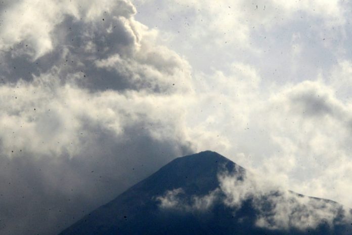El volcán de Fuego disminuye su actividad eruptiva en Guatemala