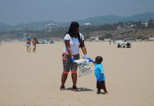 Familias ayudan a cuidar la playa de Santa Mónica