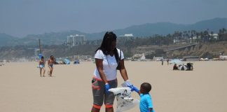 Familias ayudan a cuidar la playa de Santa Mónica