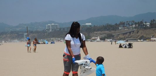 Familias ayudan a cuidar la playa de Santa Mónica