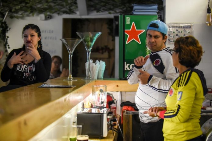 Oír con los ojos hablar con las manos Colombia abre el primer bar para sordos