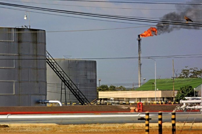 Petróleos de Venezuela reporta caída de ingresos de 33,5% el año pasado