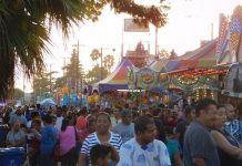 Salvadoreños en Los Ángeles celebran su día