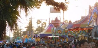 Salvadoreños en Los Ángeles celebran su día