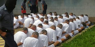 Trasladan a pandilleros a cárcel de máxima seguridad en El Salvador