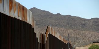 Trump insiste en encontrar una manera de construir muro con México