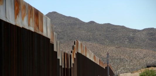 Trump insiste en encontrar una manera de construir muro con México