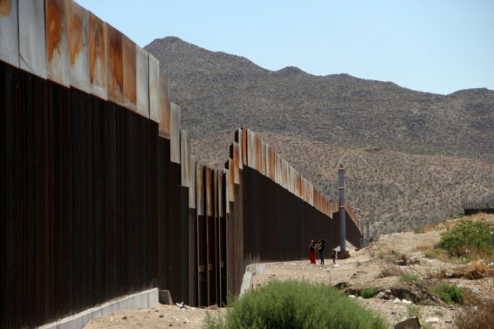 Trump insiste en encontrar una manera de construir muro con México