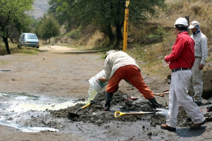 Un muerto y cinco heridos tras la explosión de un ducto de gasolina en México