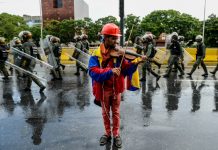 Violinista de protestas contra Maduro dice que fue torturado en prisión