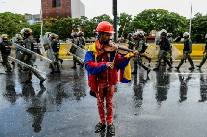 Violinista de protestas contra Maduro dice que fue torturado en prisión