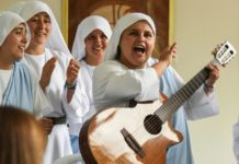 Colombia tiene una monja rapera que le cantará al papa