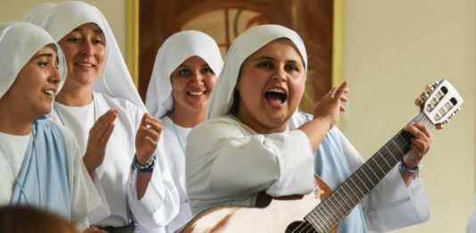 Colombia tiene una monja rapera que le cantará al papa