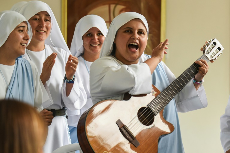 Colombia tiene una monja rapera que le cantará al papa