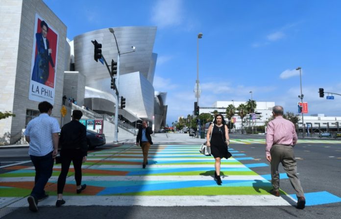 Cruzar la calle sobre un Cruz-Diez, ahora en Los Ángeles