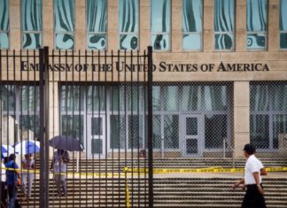 EEUU reduce su embajada en Cuba a la mitad y vuelve a tensar la relación