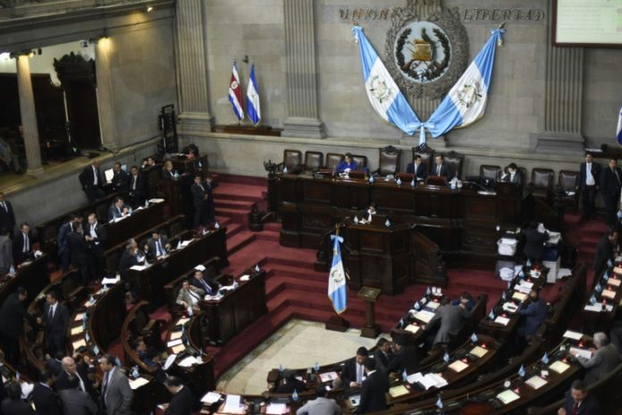 El Congreso evita que presidente guatemalteco sea investigado por corrupción