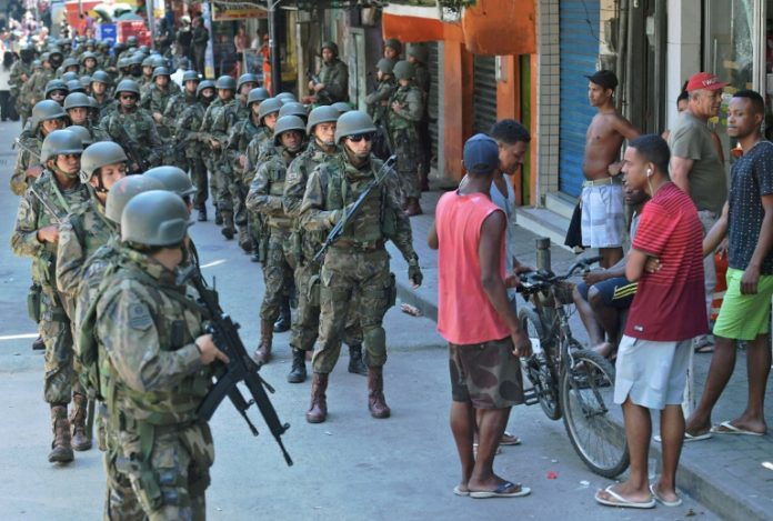 El Ejército logra contener la crisis en la favela Rocinha de Rio