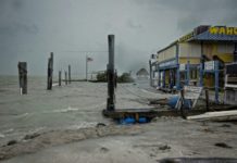 El fortalecido huracán Irma impacta en los cayos de Florida