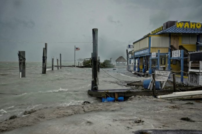 El fortalecido huracán Irma impacta en los cayos de Florida