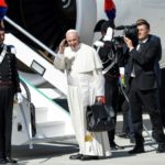 El papa Francisco parte hacia Colombia