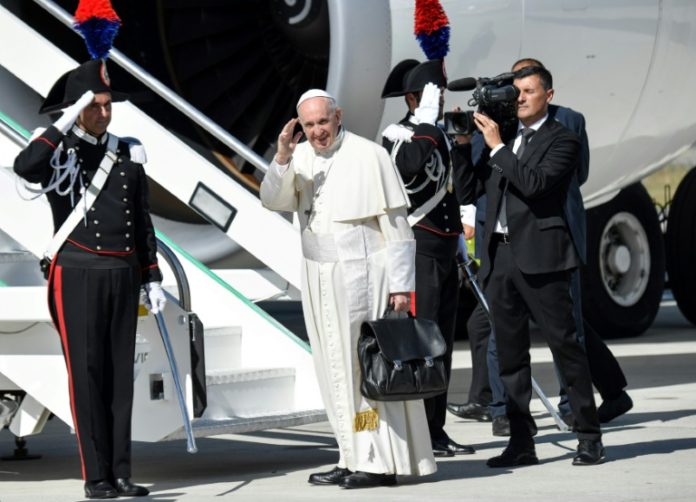 El papa Francisco parte hacia Colombia