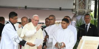 El papa pide desde Colombia una solución a la grave crisis en Venezuela