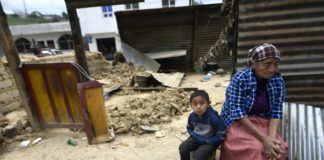 El sismo en México causa destrucción y miedo en pueblo guatemalteco
