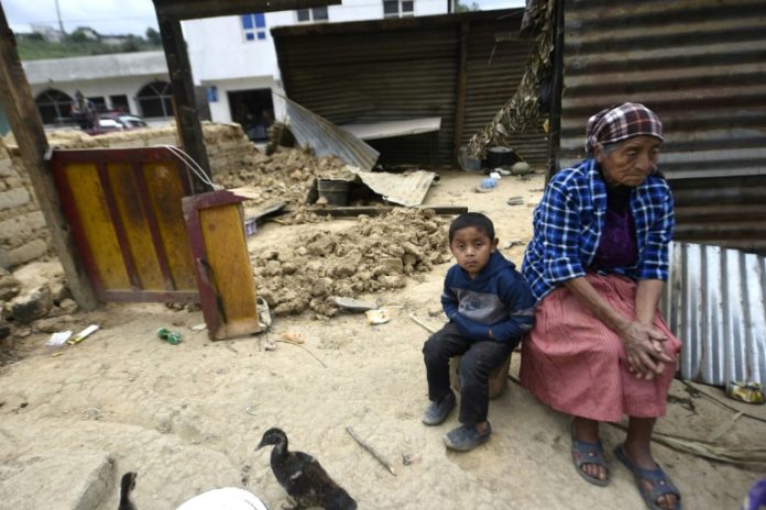 El sismo en México causa destrucción y miedo en pueblo guatemalteco