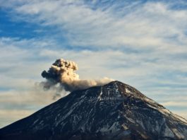 El volcán Popocatépetl lanza cenizas en el centro de México