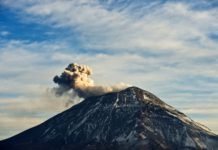 El volcán Popocatépetl lanza cenizas en el centro de México