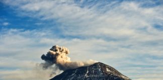 El volcán Popocatépetl lanza cenizas en el centro de México