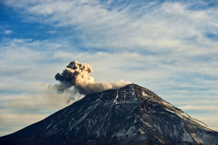 El volcán Popocatépetl lanza cenizas en el centro de México