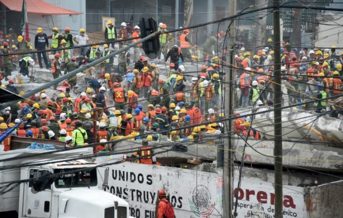 Esfuerzos al límite en rescates de sobrevivientes del sismo en México