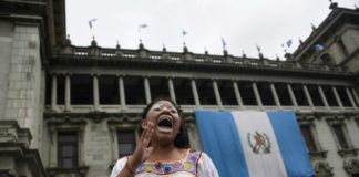 Guatemaltecos se movilizan para pedir renuncia del presidente por corrupción