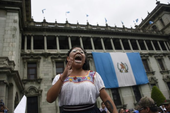 Guatemaltecos se movilizan para pedir renuncia del presidente por corrupción