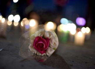 Habitantes de Ciudad de México realizan un homenaje a víctimas del terremoto