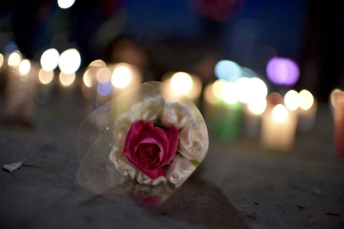 Habitantes de Ciudad de México realizan un homenaje a víctimas del terremoto