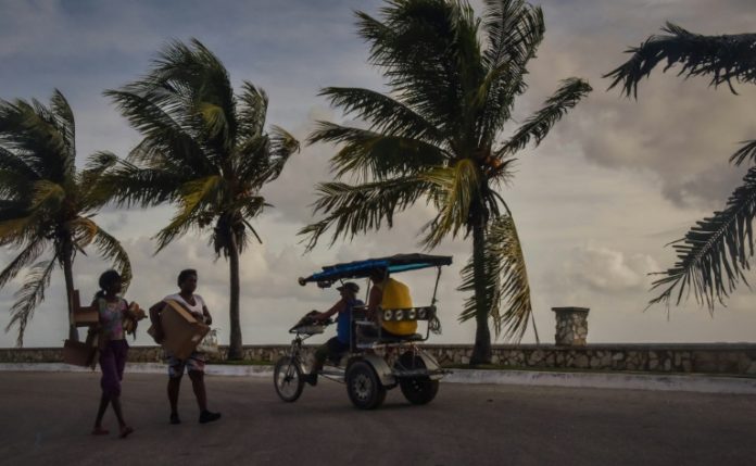 Irma toca tierra en Cuba con máxima fuerza, mientras Florida ordena evacuar