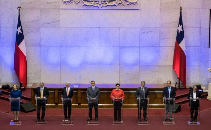 Los ocho candidatos presidenciales de Chile se ven las caras en un primer debate