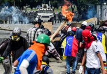 Mantienen presos a cinco jóvenes detenidos en protesta contra Maduro