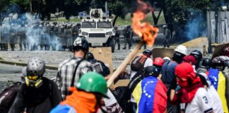 Mantienen presos a cinco jóvenes detenidos en protesta contra Maduro