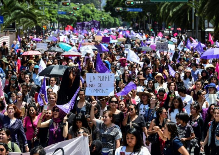 Miles de mexicanas marchan clamando justicia para la joven asesinada