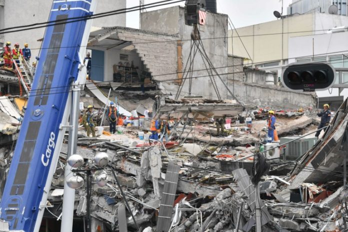 Paciencia y fe en la búsqueda de víctimas del terremoto en México