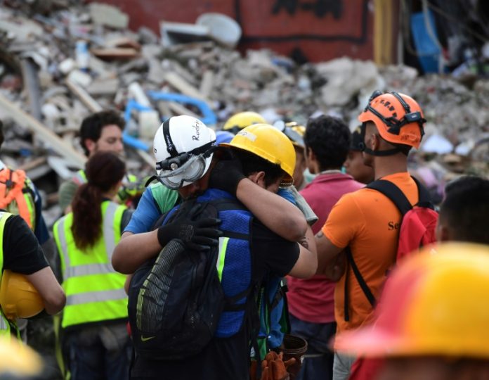 Se reanudan rescates en Ciudad de México tras un nuevo temblor