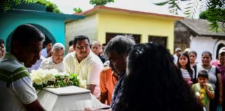 Suman 90 los muertos por terremoto en México; afectados reclaman ayuda