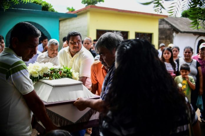 Suman 90 los muertos por terremoto en México; afectados reclaman ayuda