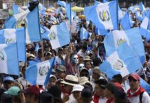 La fiscalía pide quitar fuero al presidente de Guatemala por un pago del Ejército
